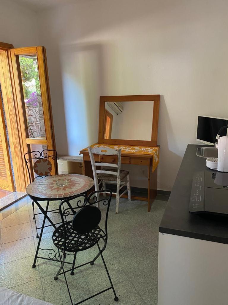 Aparthotel Le Stanze Del Mare Golfo Aranci Habitación foto